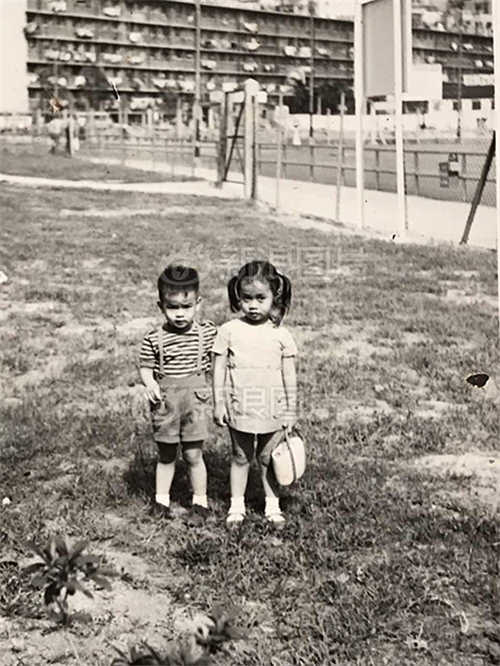 1980年，牛头角，小学。那时的香港家长远没有“赢在起跑线”的焦虑，小学生只需要上半天的课，剩下全是和朋友仔的“反斗时光”。对比现在，连幼稚园也是全日制，小孩课余排满兴趣班，儿童再也不知“反斗”的乐趣。