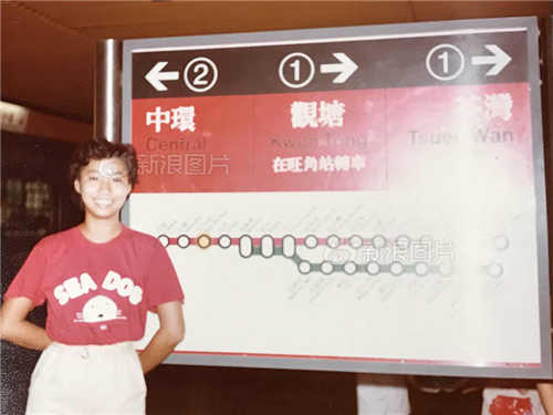 1985年，地铁金钟站。从九龙往返香港，在金钟站转车，已是急速港人的上班习惯——但我还是喜欢坐巴士“过海”。坐在巴士上层，听着如今已经淘汰的随身听，缓缓从颜色灰暗的红磡出发，经过海底隧道，迈向充满反光镜片商厦的湾仔。短短5分钟车程，却变换了两种截然不同的世界。