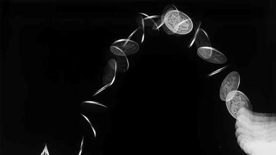 　Coin Toss， Harold E。 Edgerton， 1965。 MIT Museum