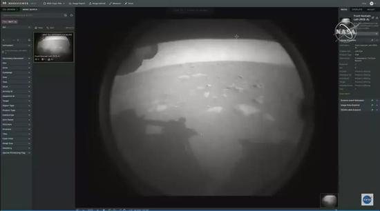 毅力号火星车着陆后传回的首张照片（图片来源：NASA TV）