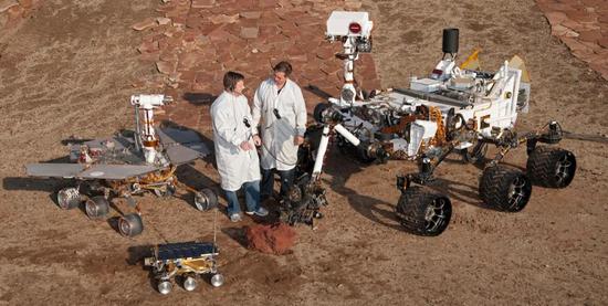 　三代火星车大小对比，从小到大分别为旅居者号，勇气号/机遇号，好奇号的测试车 图片来源：NASA