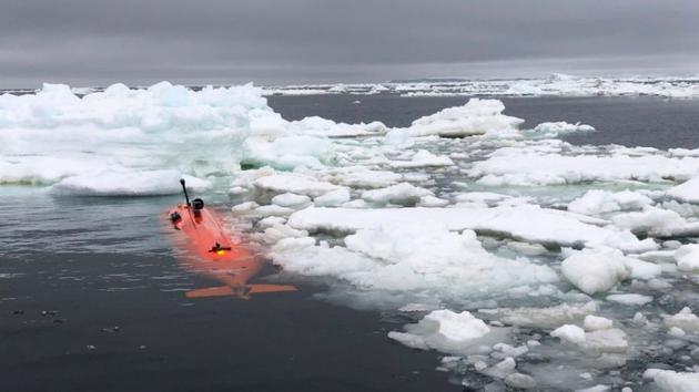无人潜艇潜入末日冰川下方