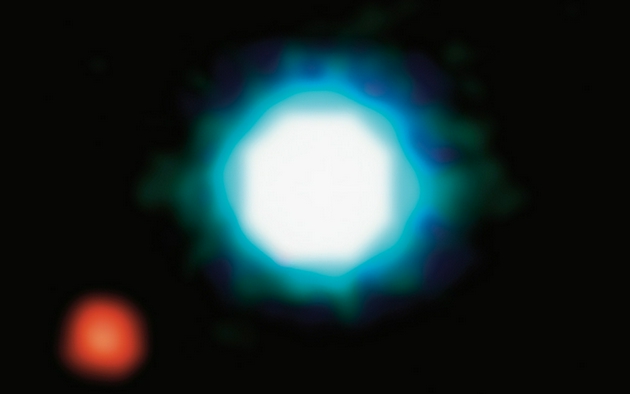 图为人类拍下的第一张系外行星的照片。这颗行星距地球约200光年，质量约为木星的五倍，围绕一颗年轻的棕矮星旋转。