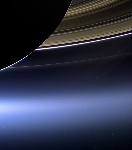 从土星附近回望，中间璀璨的星星是地球 / NASA