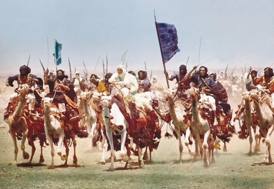　　劳伦斯身骑骆驼，率领阿拉伯人战斗 / Britannica