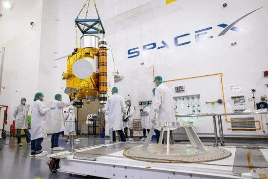 DART 在 SpaceX 载荷处理中心，准备安装到火箭上   图片来源：NASA