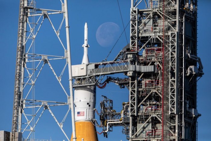 Artemis-I-at-Launch-Pad-39B-Moon-Visible-2-768x512.jpg