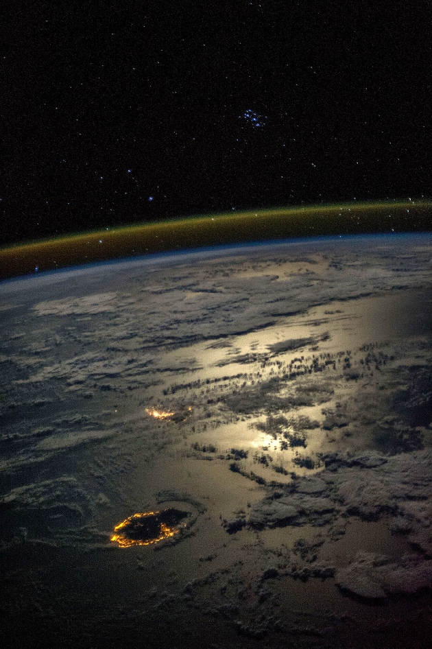 这张照片由宇航员凯伦·尼伯格于2013年从国际空间站上拍摄。要想在国际空间站的高度上看见地球上的人类，得使用哈勃那么大的望远镜才行。