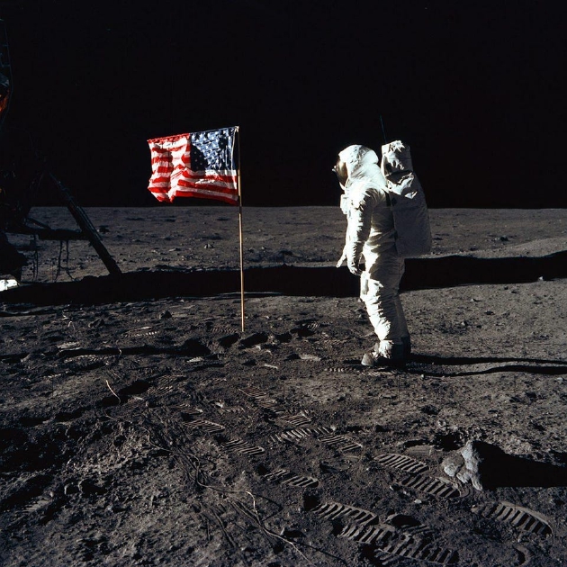 这张由尼尔·阿姆斯特朗拍摄的经典照片记录了巴斯·奥尔德林将美国国旗插上月球表面的情景。注意一下前景中的脚印。这些脚印从月球轨道上依然清晰可见，但地球上的望远镜分辨率则远远达不到要求。
