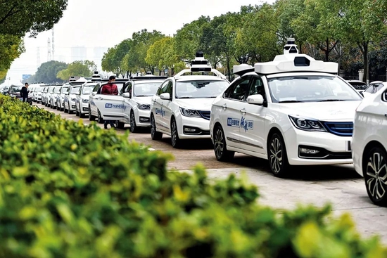 2021年2月27日，湖北武汉街头的自动驾驶出租车队。图/视觉中国