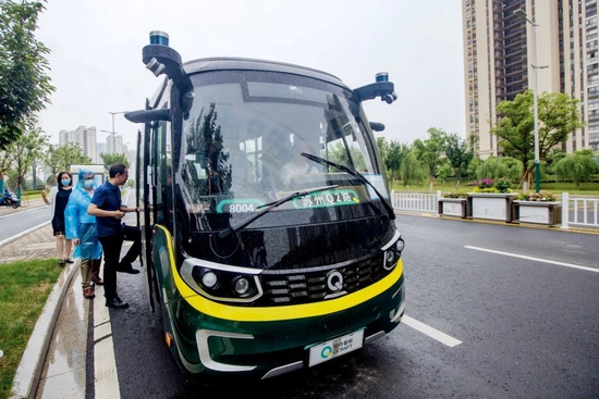 2021年6月10日，江苏苏州市的“无人小巴”停靠在站点载客。摄影/本刊记者 泱波